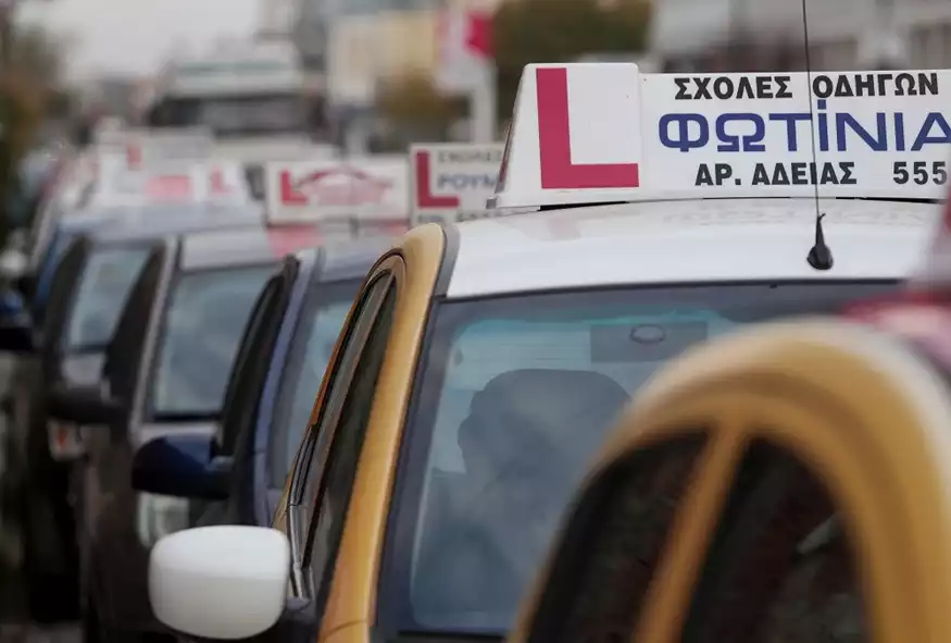Ήθελε να πάρει άδεια οδηγού με... εξωτερική βοήθεια - Βρήκαν ψείρα στο αφτί του