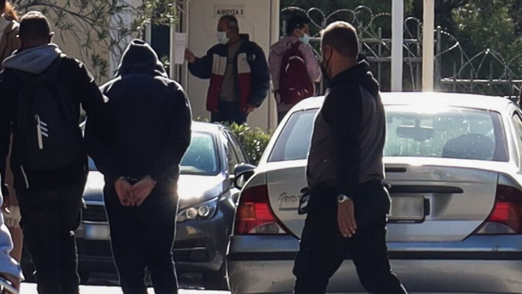 Κολωνός: Προθεσμία για την Τρίτη πήραν οι τέσσερις νέοι συλληφθέντες για την υπόθεση της 12χρονης