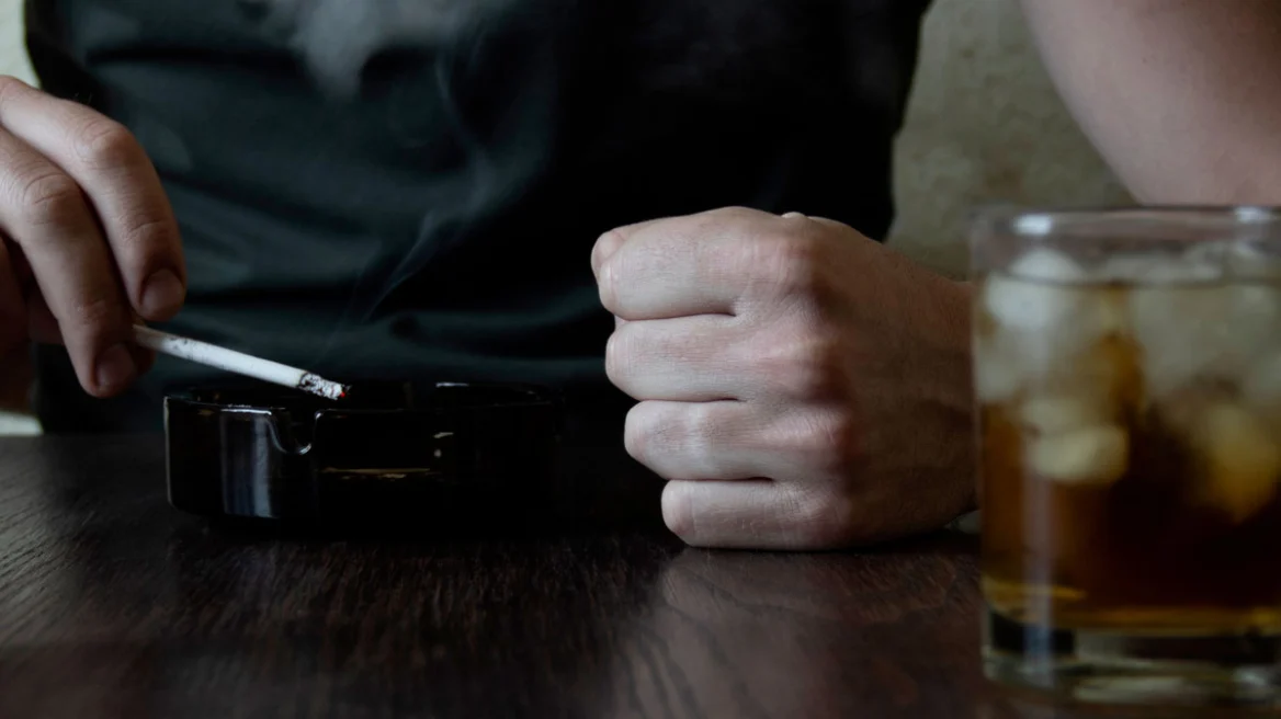 Καταδικάστηκε «νταής» που ξυλοκόπησε barwoman και έσπασε το μαγαζί επειδή ζήλευε
