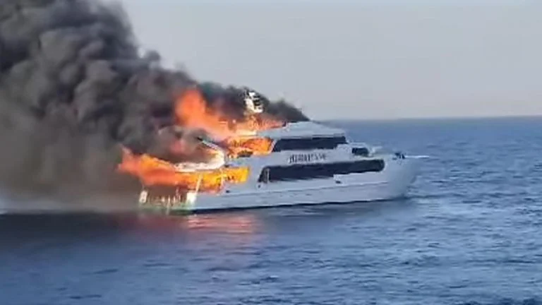 Τρεις νεκροί έπειτα από φωτιά σε καταδυτικό σκάφος