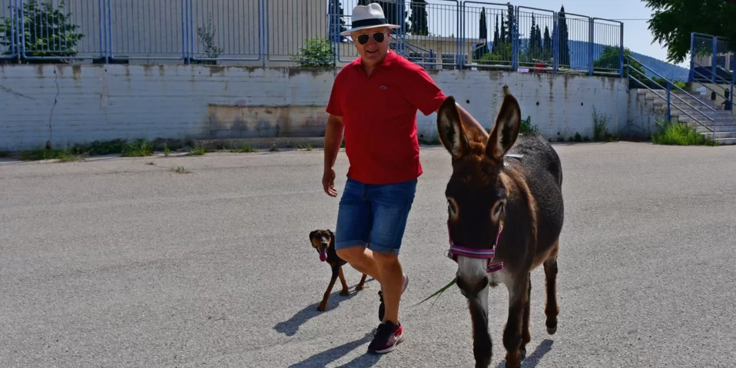 Εκλογές 2023: Αγρότης πήγε με γαϊδουράκι στις κάλπες