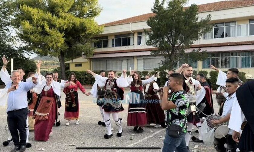 Εκλογές 2023: Με φουστανέλες, νταούλια και ζουρνάδες στην κάλπη