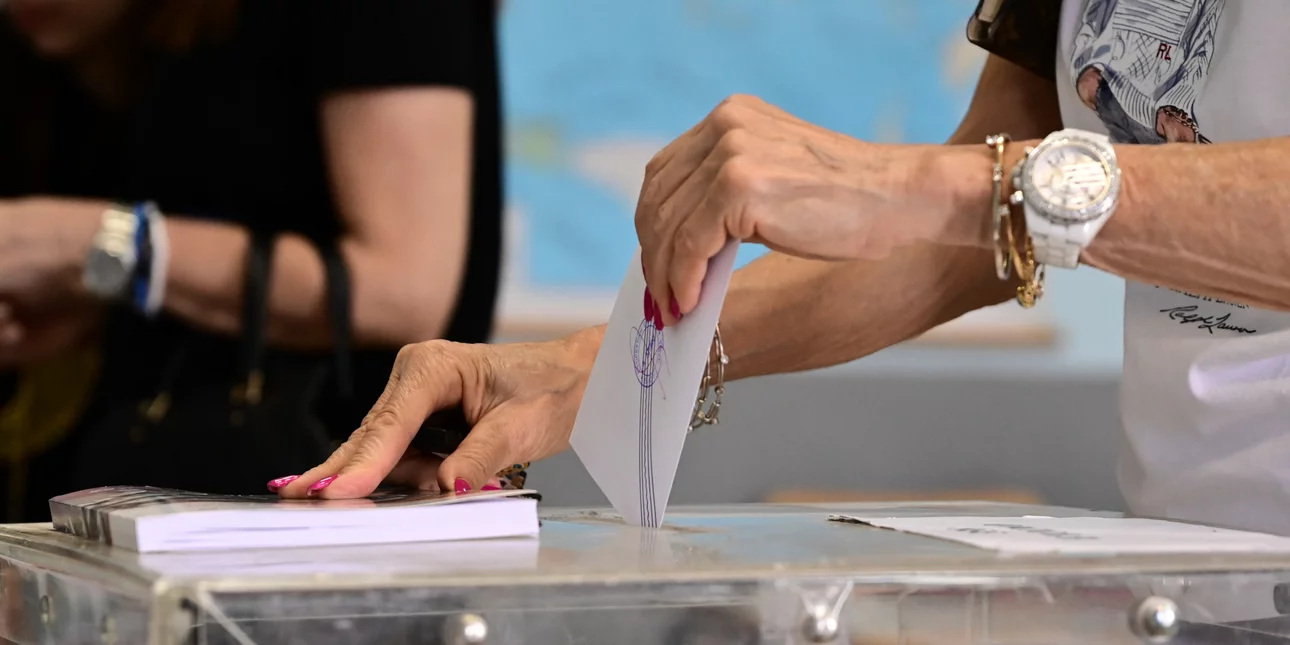 Εκλογές 2023: Ψηφοφόρος φίλεψε με… κόλλυβα δικαστική αντιπρόσωπο – «Φάε κάτι, παιδί μου»