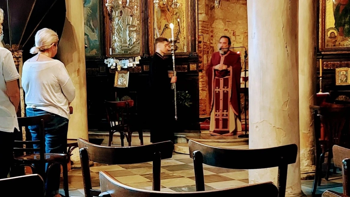 Λειτούργησε ξανά ο ιερέας που είχε τεθεί σε αργία επειδή είχε κορίτσια παπαδάκια