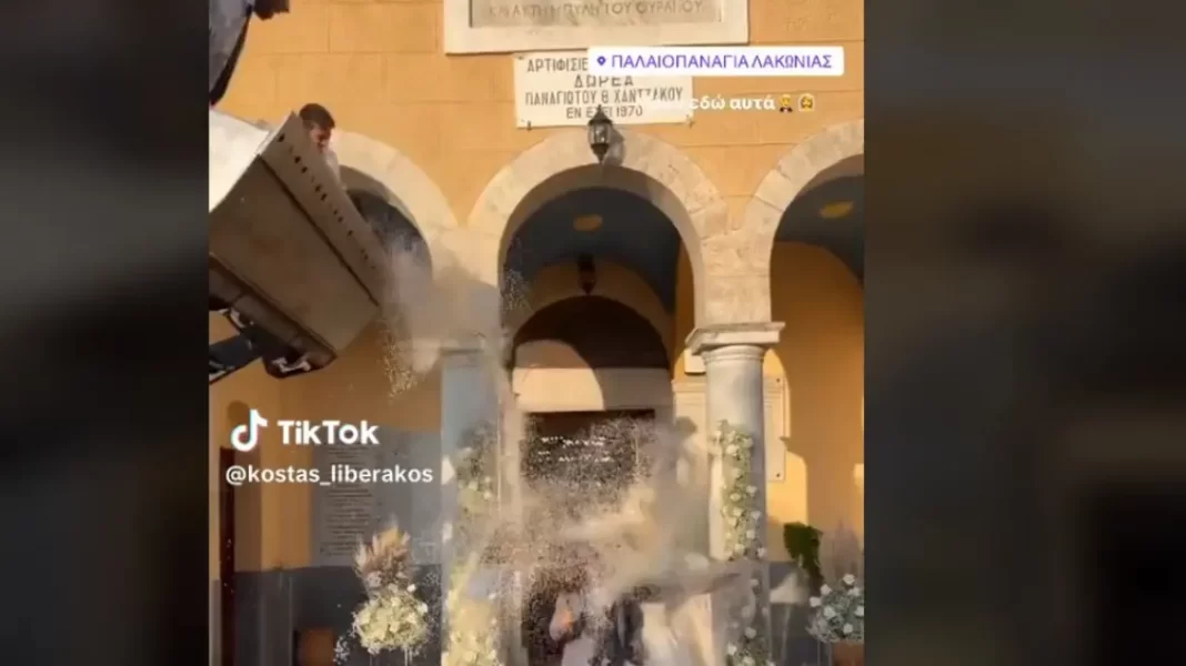Bίντεο: Έριχναν ρύζι σε νιόπαντρο ζευγάρι με φτυάρια πάνω από εκσκαφέα