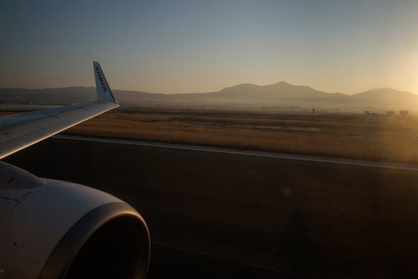 Αναγκαστική προσγείωση αεροπλάνου – Παρουσίασε βλάβη στον κινητήρα