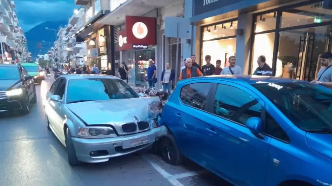 Tρελή πορεία ΙΧ – Προσέκρουσε σε πέντε σταθμευμένα οχήματα