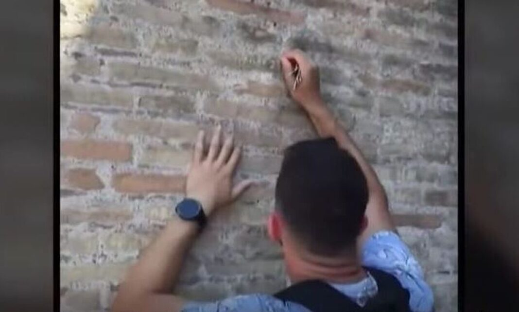 Ταυτοποιήθηκε ο τουρίστας που χάραξε με κλειδιά ονόματα στο Κολοσσαίο