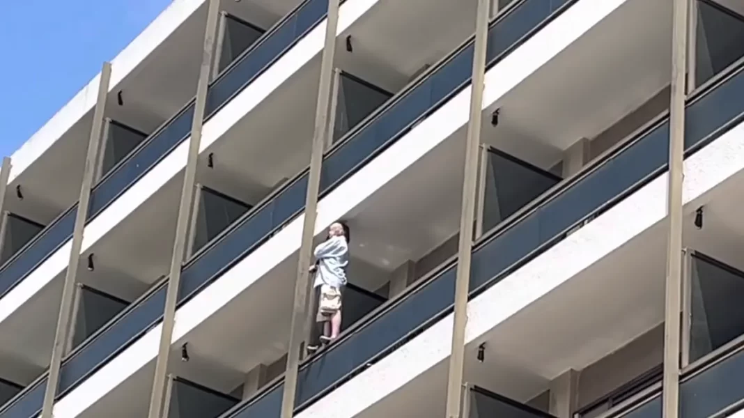 Αίσιο τέλος για τη γυναίκα που απειλούσε να πέσει από μπαλκόνι ξενοδοχείου