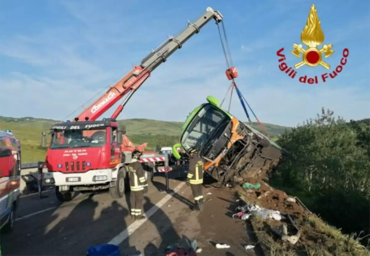 Λεωφορείο έπεσε σε γκρεμό μετά από τροχαίο με τρία αυτοκίνητα