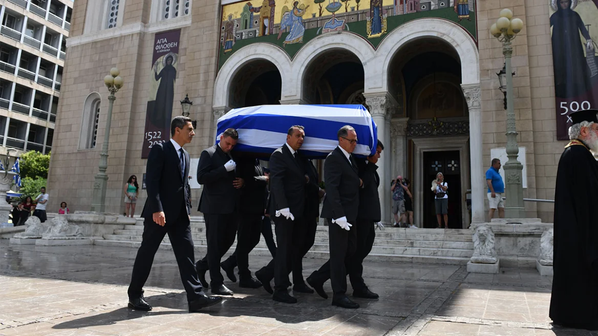 Τελευταίο αντίο στον Γιάννη Μαρκόπουλο: Ολοκληρώθηκε το λαϊκό προσκύνημα