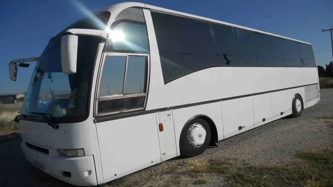 Έκρυβε έντεκα μετανάστες μέσα σε κρύπτη λεωφορείου – Δείτε βίντεο