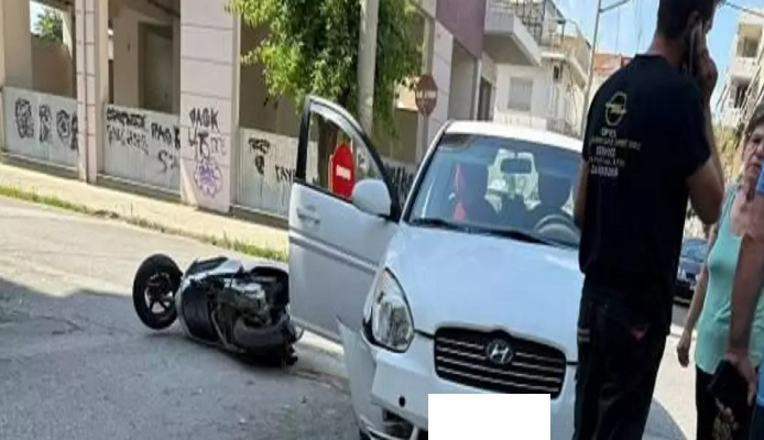 Σοβαρός τραυματισμός οδηγού μηχανής σε τροχαίο – Πέρασε πάνω από αυτοκίνητο και προσγειώθηκε στο έδαφος