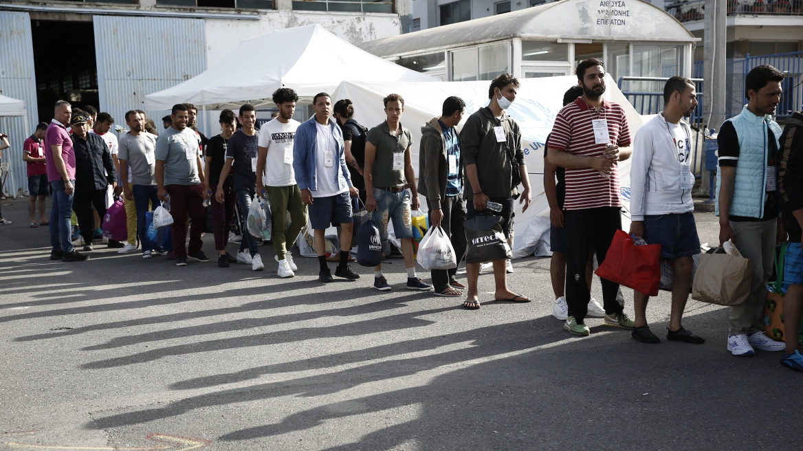 Ναυάγιο στην Πύλο: Στη Μαλακάσα οι διασωθέντες – Βαρύ το κατηγορητήριο για τους 9 διακινητές