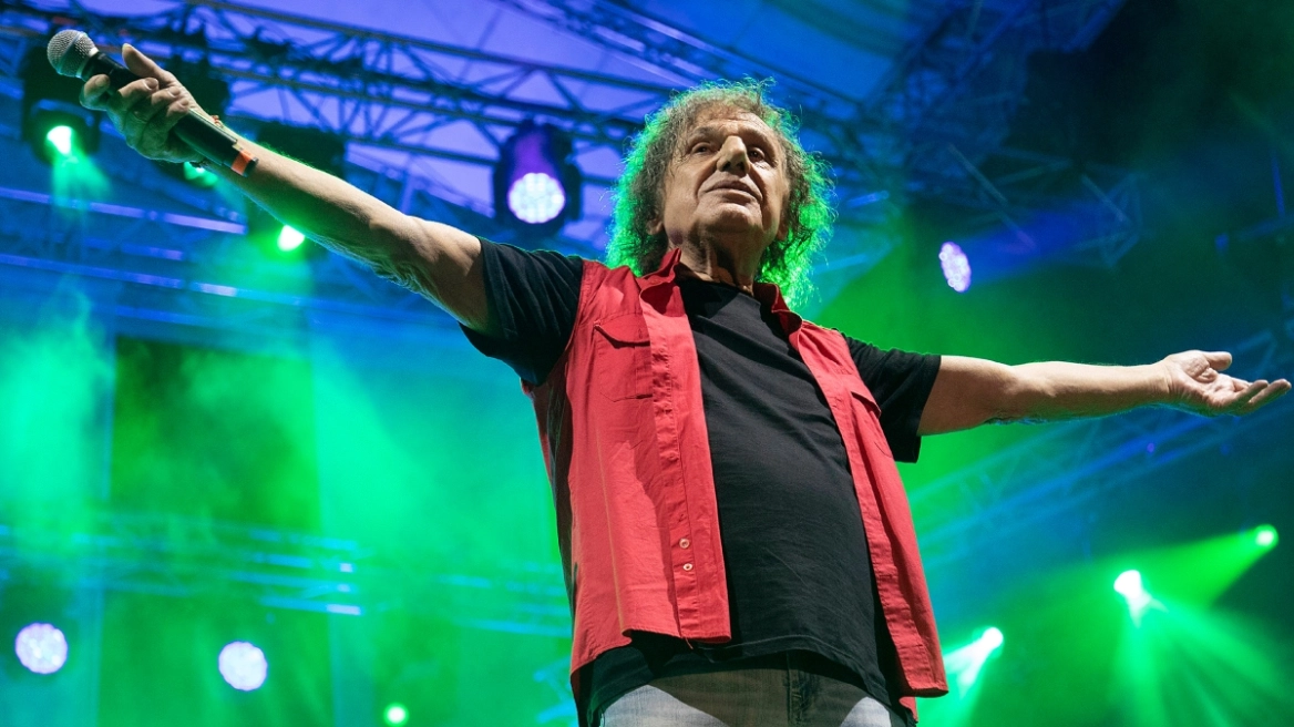 Βασίλης Παπακωνσταντίνου: Αποθέωση για τον τραγουδιστή στο κατάμεστο Καλλιμάρμαρο