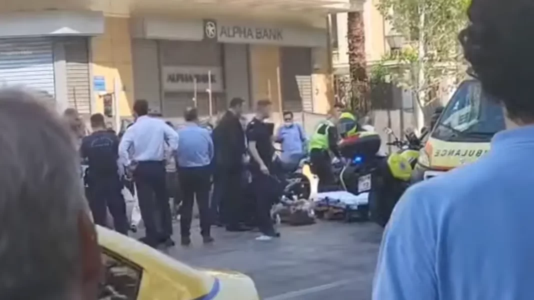 Τροχαίο με μηχανάκι που παρέσυρε γυναίκα και την έστειλε στο νοσοκομείο (βίντεο)