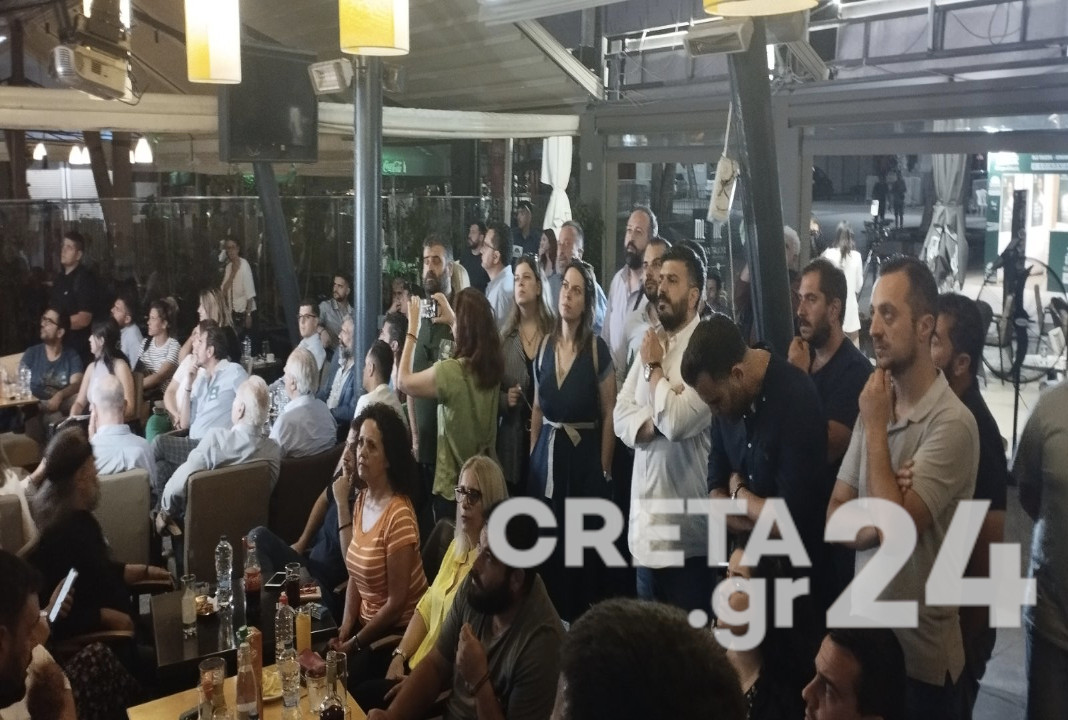 Ηράκλειο: Χαμόγελα και χειροκροτήματα στο εκλογικό κέντρο του ΠΑΣΟΚ (εικόνες - βίντεο)