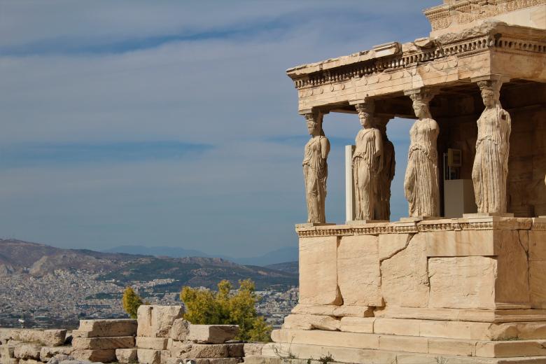 Τουρισμός: «Καμπανάκι» από ΤτΕ - Μειώνεται η μέση δαπάνη των ταξιδιωτών στην Ελλάδα