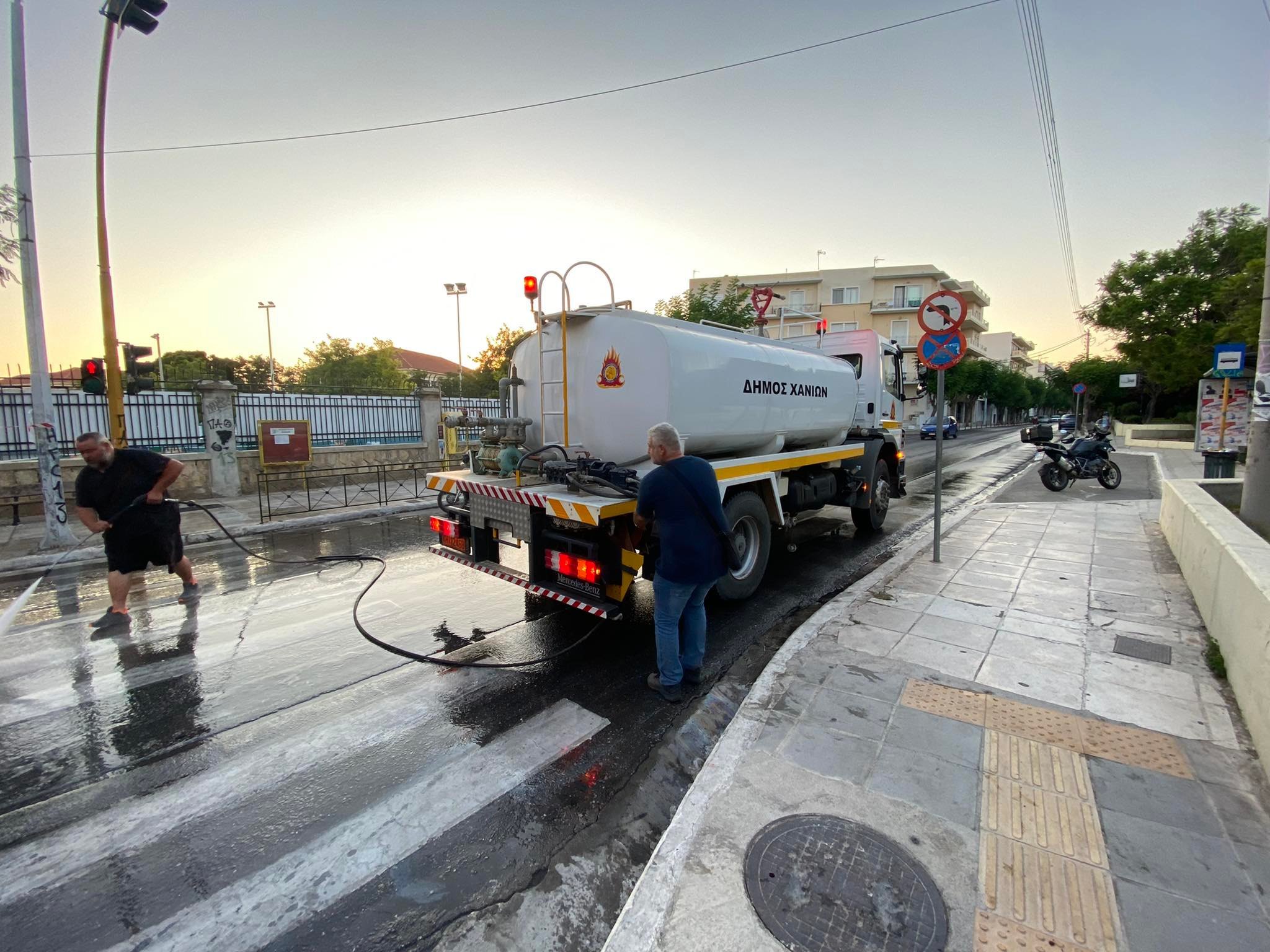 Συνεχίζονται οι εργασίες καθαρισμού-πλυσίματος κεντρικών οδών και πλατειών από τον Δήμο Χανίων