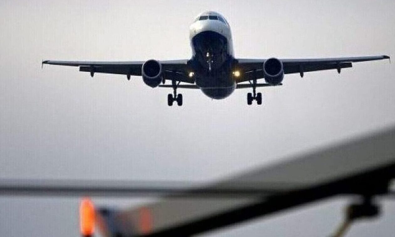 27χρονη γδύθηκε σε αεροσκάφος, έβαλε τις φωνές και δάγκωσε αστυνομικό