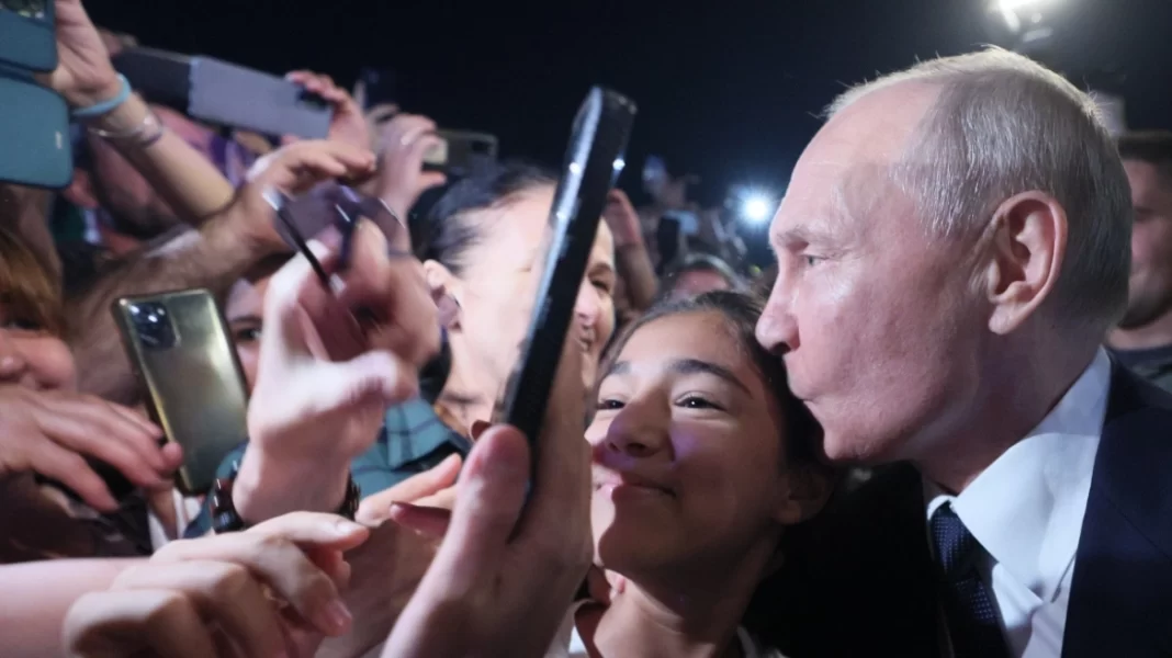 Βλαντίμιρ Πούτιν: Εμφανίστηκε ως ροκ σταρ στο Νταγκεστάν – Φήμες ότι ήταν ένας από τους σωσίες του