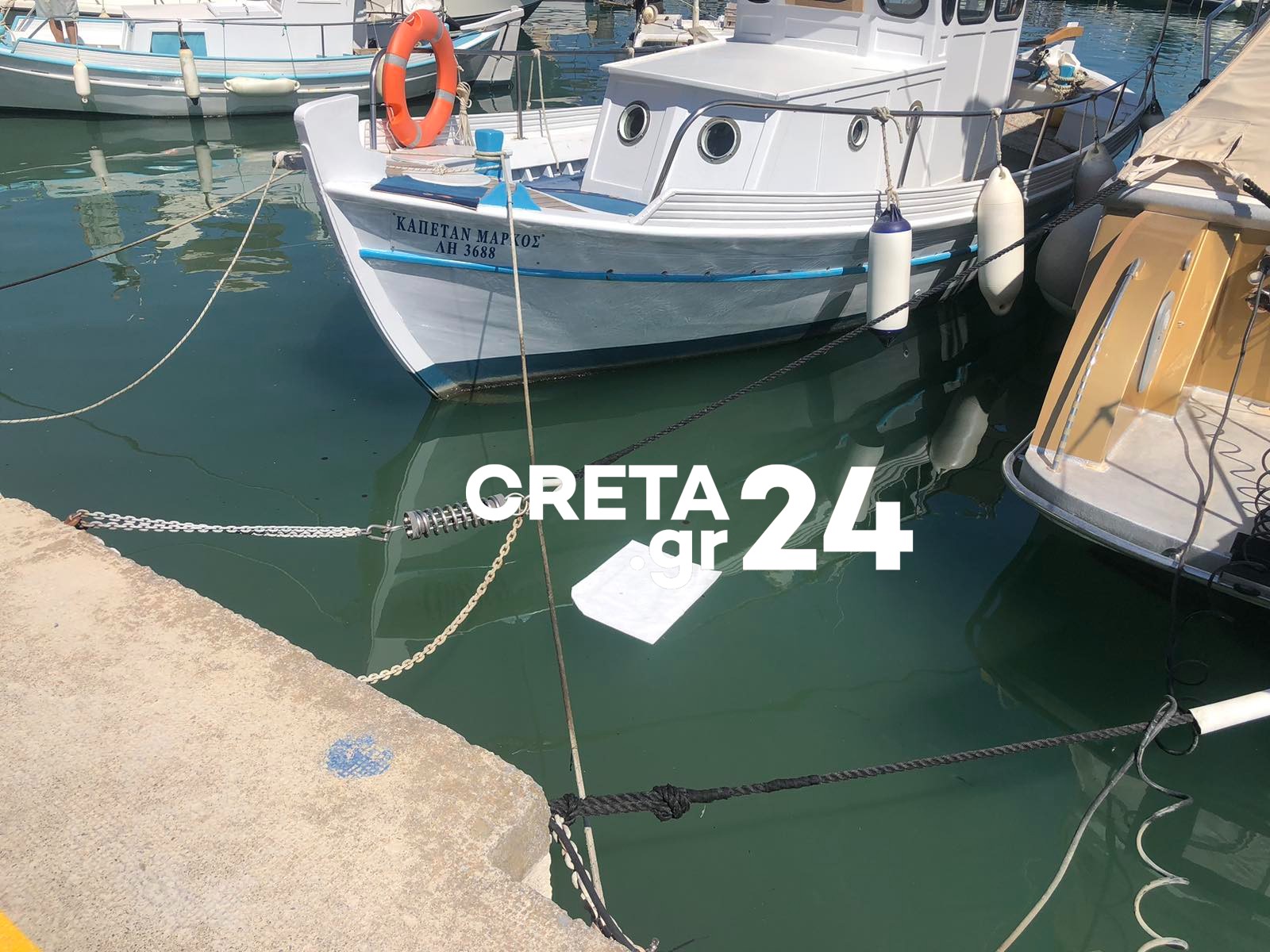 Ηράκλειο: Εθελοντές καθαρίζουν το ενετικό λιμάνι (εικόνες)