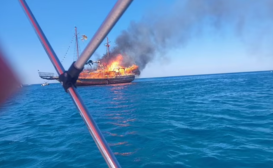 Βίντεο – ντοκουμέντο: Η στιγμή που το τουριστικό πλοίο τυλίγεται στις φλόγες