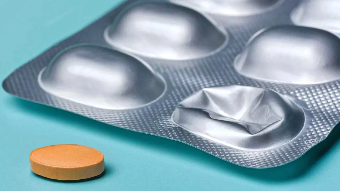 Τι τρέχει ξαφνικά με τις στατίνες; Γιατί το Νο1 φάρμακο για τη χοληστερίνη μπαίνει ξανά στο μικροσκόπιο;