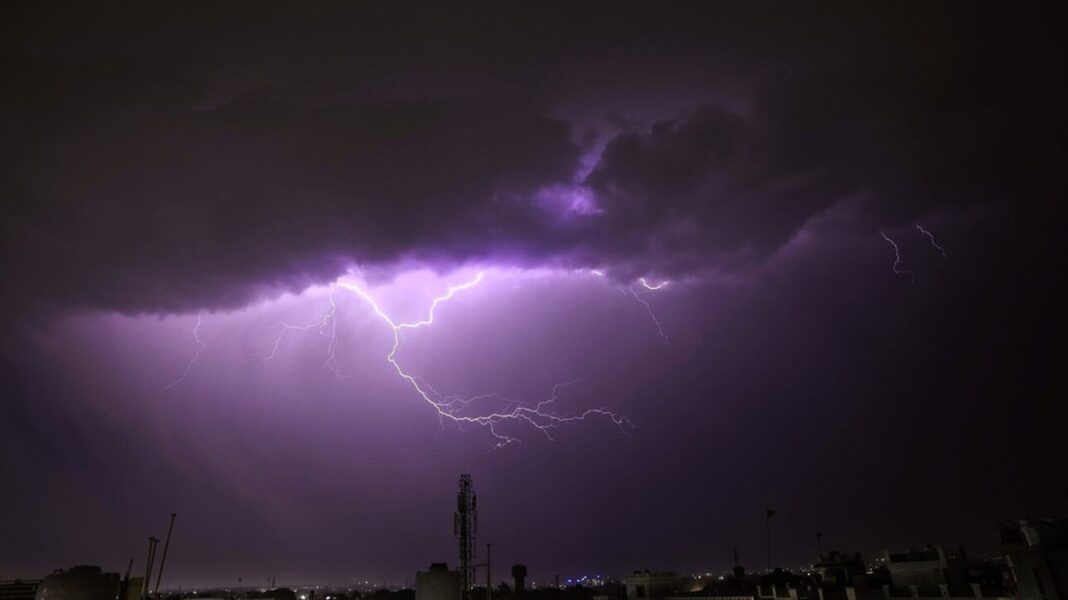 Η φωτογραφία που μαγεύει – 100 κεραυνοί σε ένα καρέ