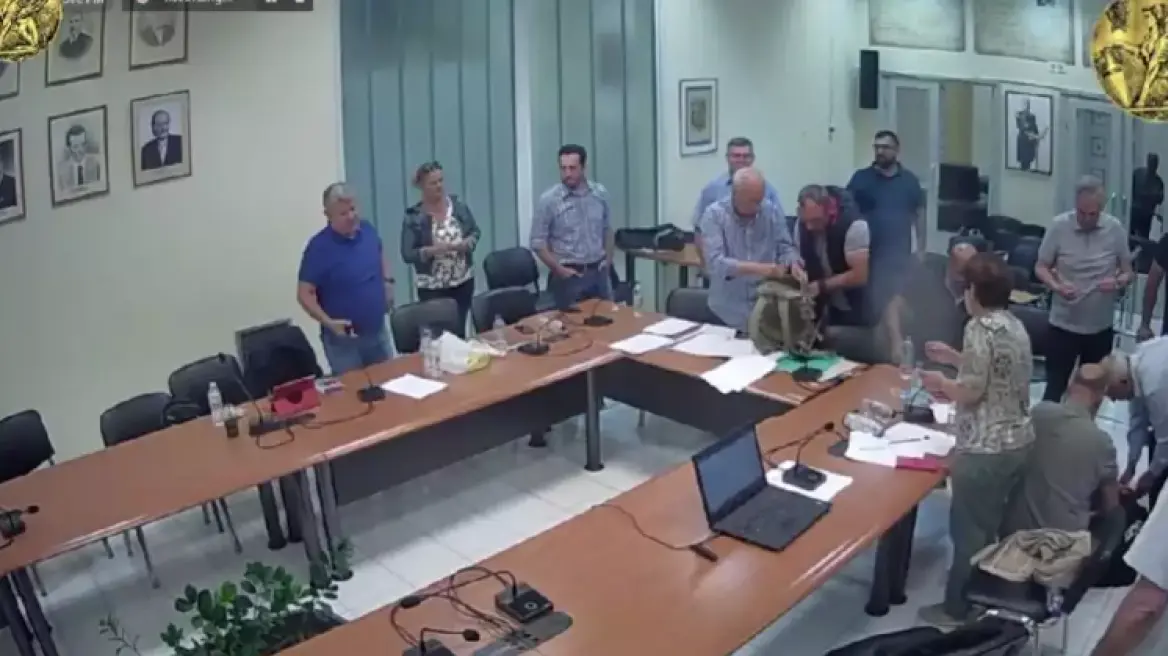Δημοτικός Σύμβουλος κατέρρευσε ενώ μιλούσε – Δεν υπήρχε διαθέσιμο ασθενοφόρο