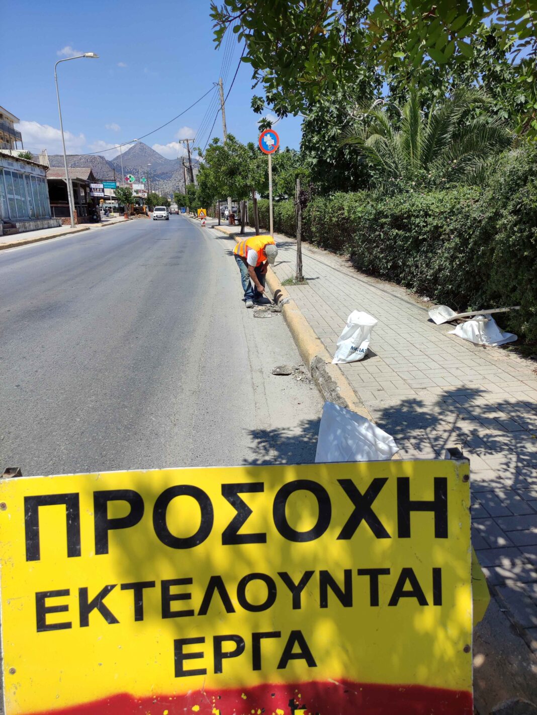 Σε εξέλιξη εργασίες καλλωπισμού και συντήρησης πεζοδρομίων στην Αμμουδάρα