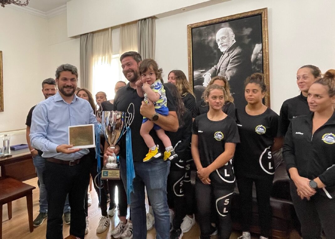 Ο Δήμαρχος Χανίων τίμησε τις πρωταθλήτριες του Ν.Ο.Χ. waterpolo για την άνοδο τους στην Α1 Εθνική Κατηγορία