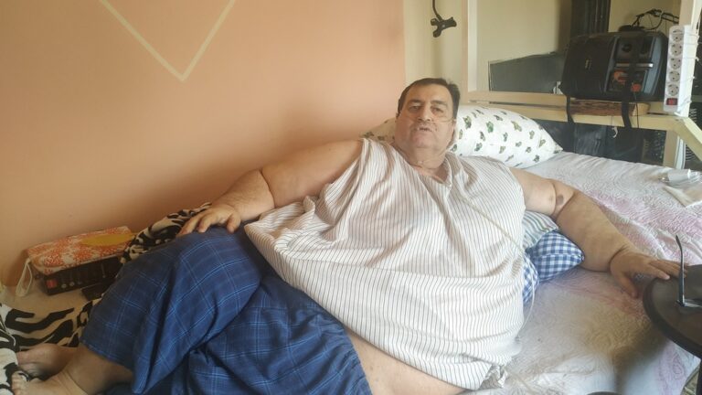 Υπέρβαρος που ζυγίζει 360 κιλά ζητά βοήθεια από την πολιτεία