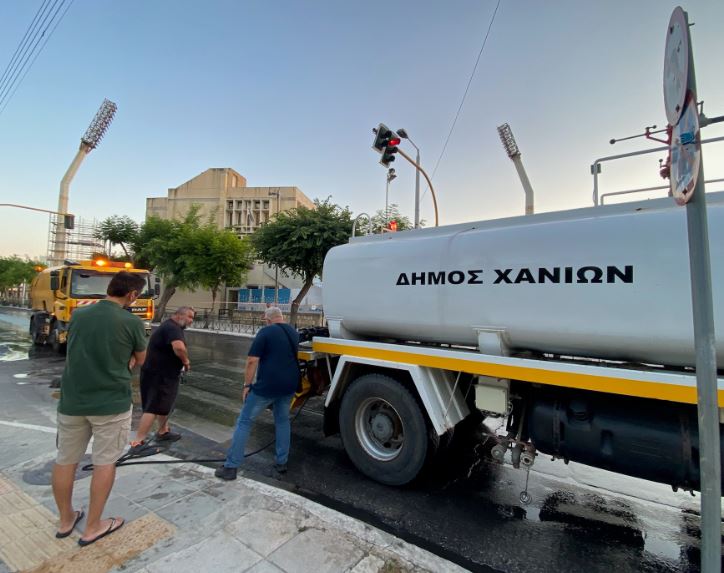 Συνεχίζονται οι εργασίες του Δήμου Χανίων για το πλύσιμο των οδών