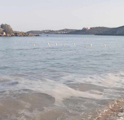 Κρήτη: Λωρίδα από λύματα σε παραλία (εικόνες)
