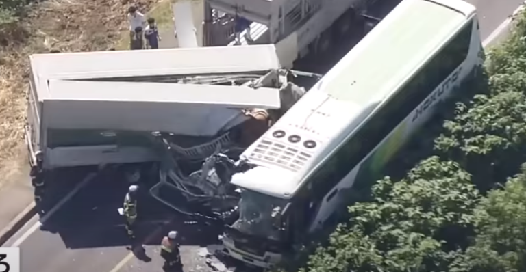Πέντε νεκροί και 12 τραυματίες μετά από σύγκρουση φορτηγού με λεωφορείο