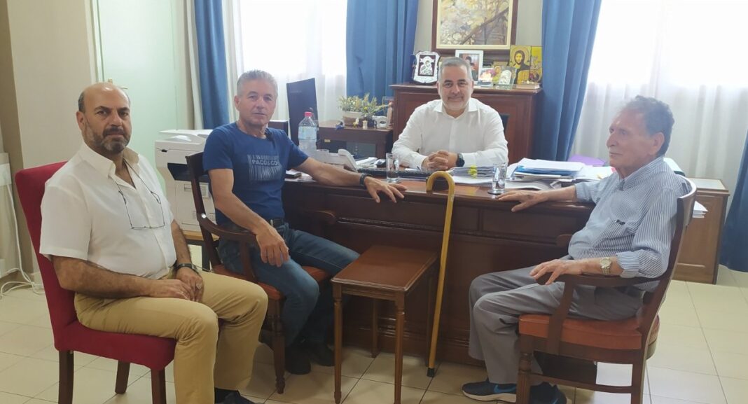 Συνάντηση Στεφανάκη με τον π. Δήμαρχο Ηρακλείου Μ. Φαρσάρη και τον Πρόεδρο Κοινότητας Μ. Λασιθίου