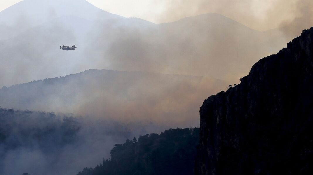 Μαίνεται η φωτιά στα Δερβενοχώρια – Αναζωπύρωση στον Άγιο Χαράλαμπο Λουτρακίου