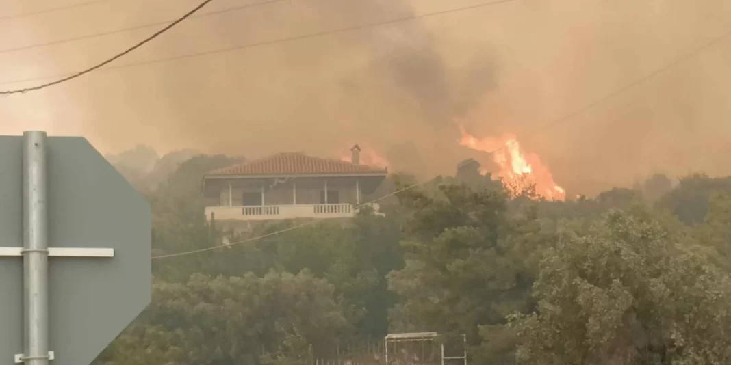 Στα σπίτια η φωτιά στη Νέα Ζωή Μάνδρας, στις αυλές στο Λουτράκι (εικόνες και βίντεο)
