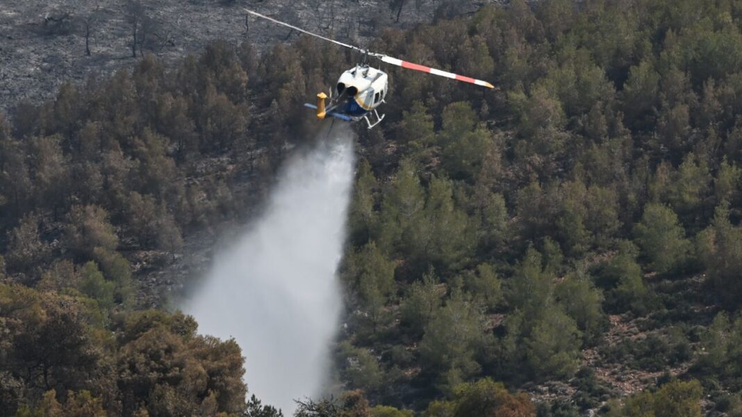 Μαίνεται η φωτιά στη Ρόδο – Ενισχύονται οι δυνάμεις