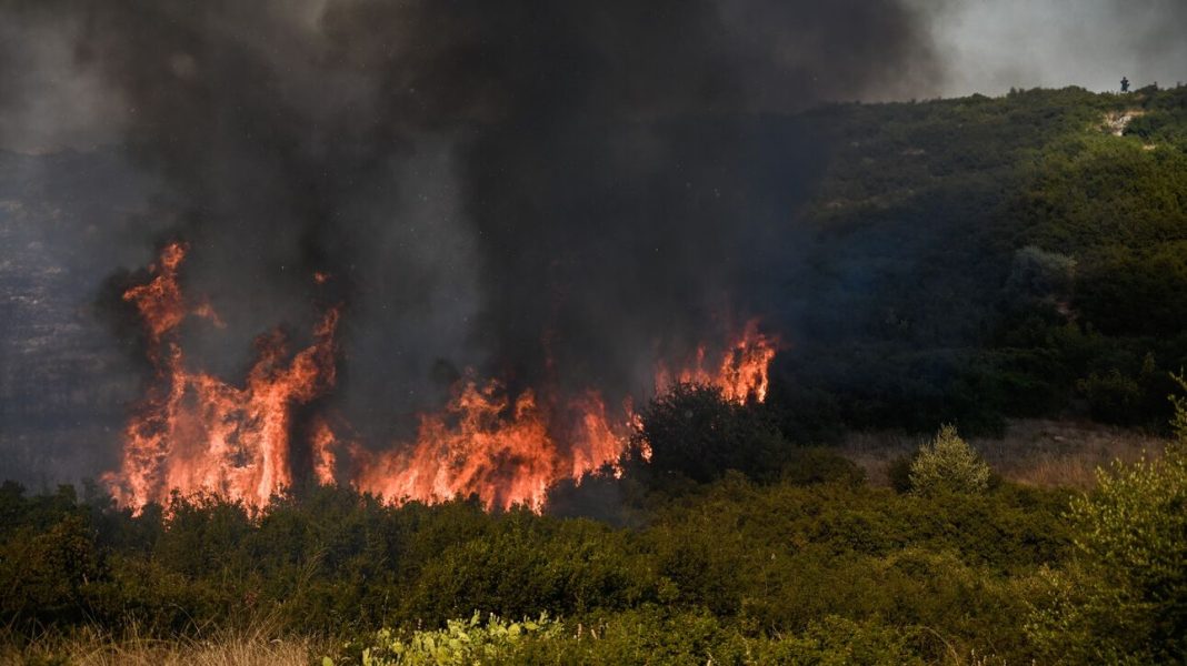 Φωτιά στη Χίο μετά από τροχαίο: Συνελήφθη μεθυσμένος ο οδηγός – Δύο δικογραφίες σε βάρος του