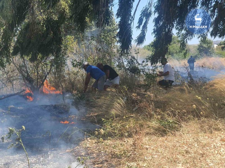 Φωτιά στη Ρόδο – Εκκενώθηκαν ξενοδοχεία προληπτικά