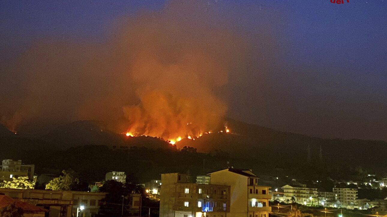 Ιταλία: Επτά νεκροί από πυρκαγιές και πλημμύρες – Eκκένωση 2.000 τουριστών στην Απουλία