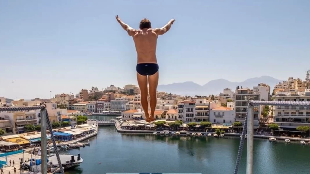 Agios Nikolaos Cliff Diving: Αρχίζει η γιορτή των καταδύσεων στη λίμνη Βουλισμένη