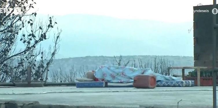 Μάνδρα: Σπαρακτικές οι εικόνες της επόμενης ημέρας – Κάτοικος κοιμήθηκε πάνω στο καμένο του σπίτι