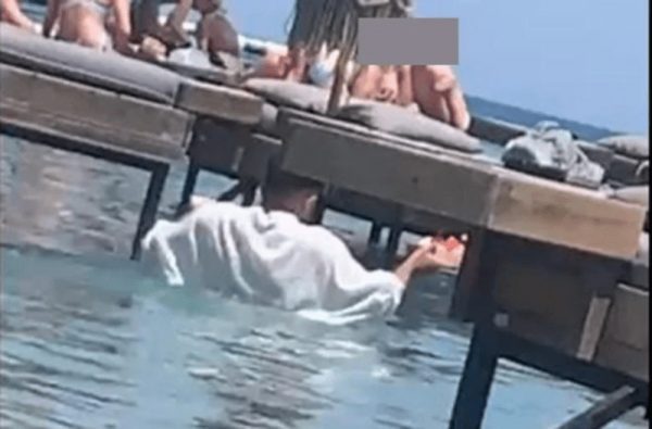 Σερβιτόρος στη Ρόδο: Όλοι γνώριζαν ότι το beach bar λειτουργούσε παράνομα – Συνθήκες γαλέρας στις τουριστικές επιχειρήσεις