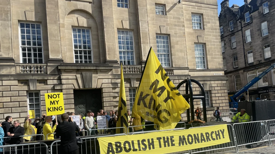 Σκωτία: Με διαδηλώσεις και συλλήψεις αντιμοναρχικών η στέψη του βασιλιά Καρόλου