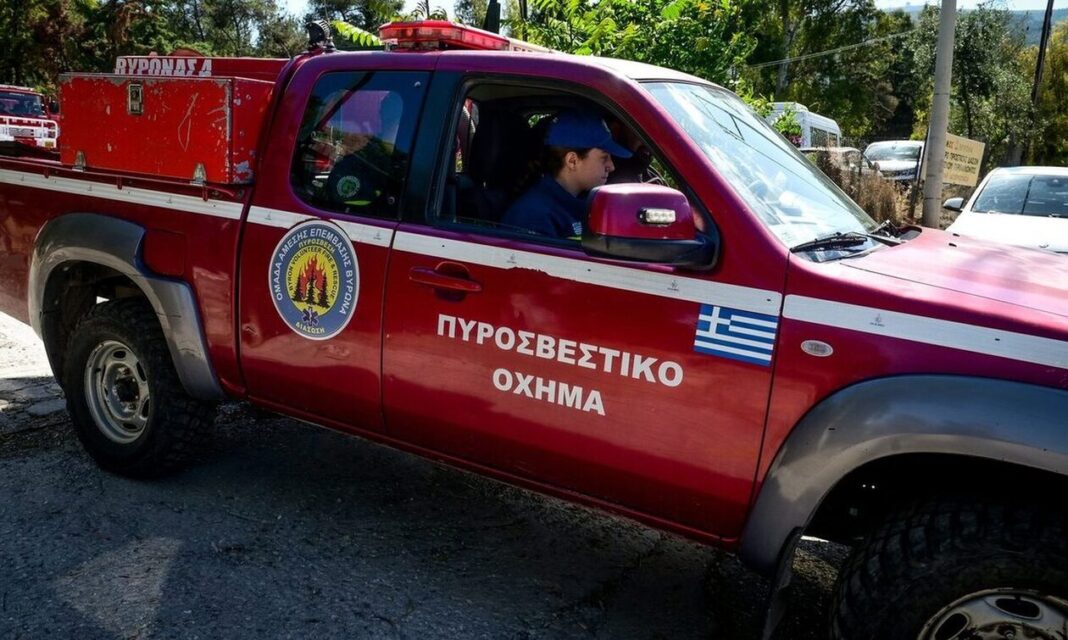 Φωτιά σε ξερά χόρτα στην περιοχή της Σίνδου, κοντά στις σιδηροδρομικές γραμμές