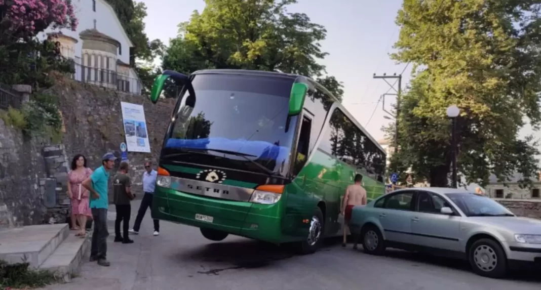 Λεωφορείο του ΚΤΕΛ κόλλησε και βρέθηκε με τη ρόδα στον αέρα σε στροφή σε στενό δρόμο