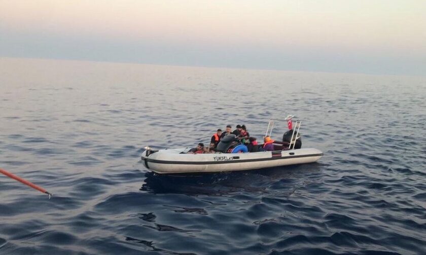 Χειροπέδες σε 43χρονο διακινητή που μετέφερε δέκα μετανάστες